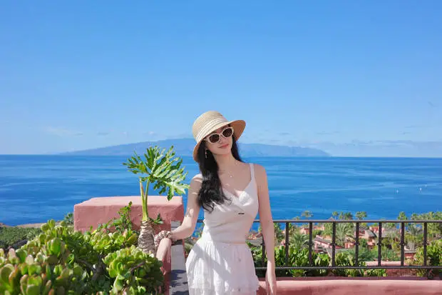 景甜身材苗条，曲线迷人。