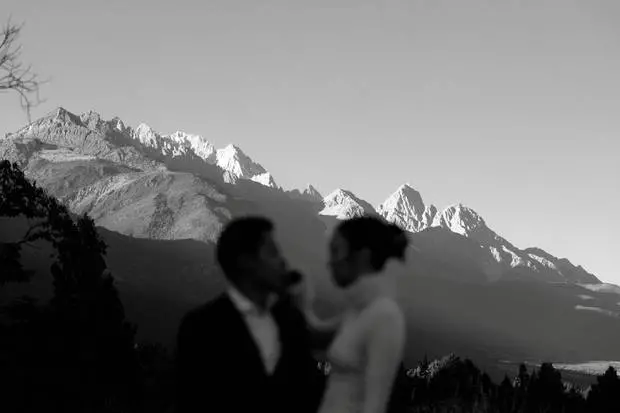 搜狐娱乐讯 近日，霍启仁泰国妻子友南枫（Namfon）在社交平台分享了婚礼现场照片。，从照片中可以看到，霍启仁与南枫以玉龙雪山为背景，场面温馨又浪漫！