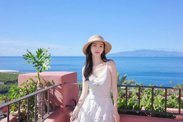 景甜的五官精致，美貌养眼。