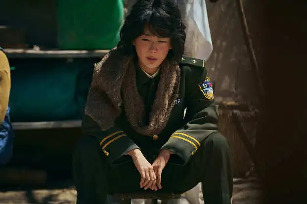 杨紫蹲坐于阳光下，尽显角色张力。