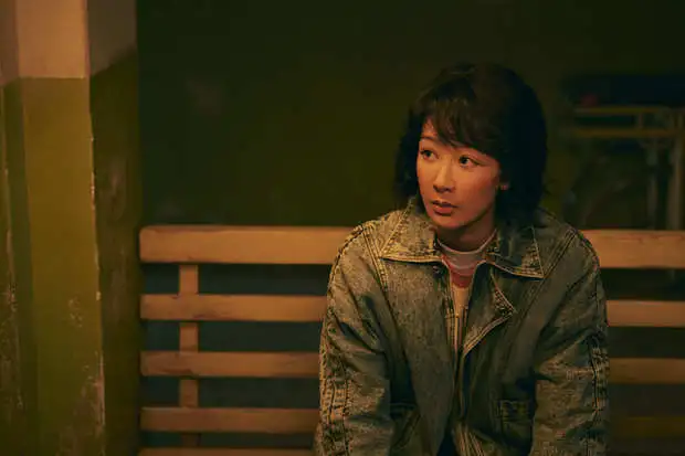 杨紫穿牛仔外套坐长椅，侧头凝望情绪细腻。