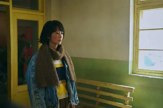 杨紫围巾配牛仔外套氛围感十足。