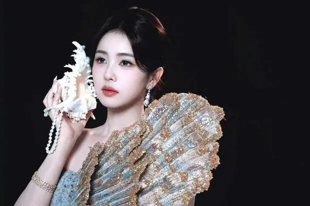 白鹿手持海螺，银金闪裙尽显深海感。