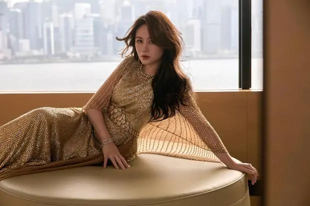 马丽流露出些许性感。