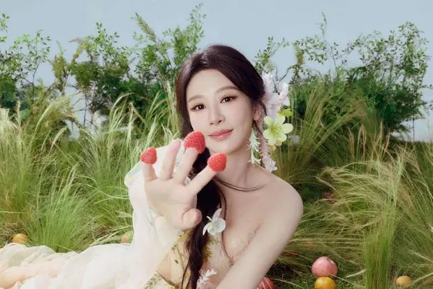 杨紫笑容甜美，亲和力十足。