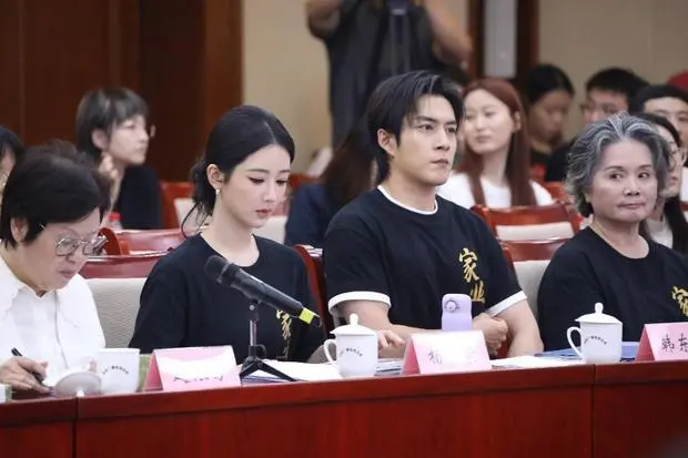 当天,杨紫身着剧组定制文化衫,搭配低盘发,气质温婉大气。
