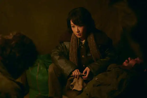 杨紫神情凝重氛围感拉满。