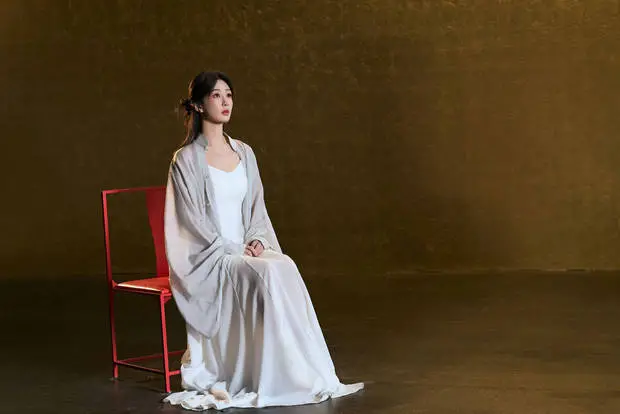 杨紫盘发端坐，新中式纱衣显端庄。