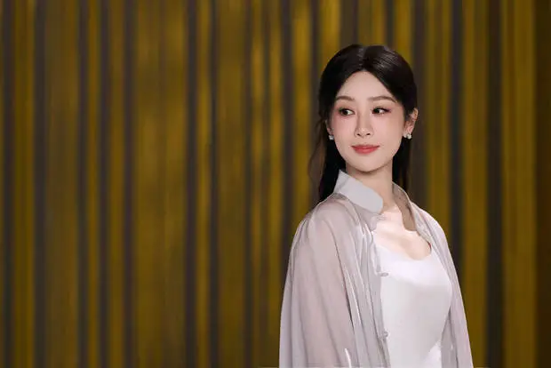 杨紫着新中式纱衣，气质温婉雅致。