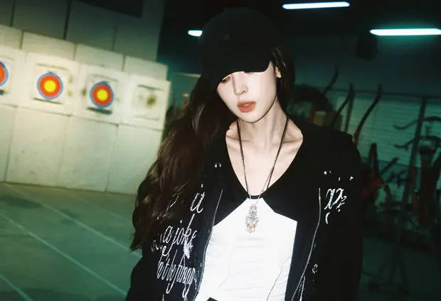 娜扎黑发红唇，性感热辣。