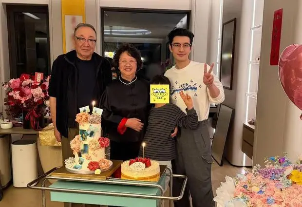 搜狐娱乐讯 23日，黄晓明在社交平台上晒家人合照为妈妈庆祝生日，他发文称：“生活中总需要一点点小仪式感，因为某一个瞬间，可能就会记住一辈子！在充满鲜花的世界里给我最亲爱的妈妈过生日啦！祝妈妈生日快乐、身体健康、天天开心，永远都是咱们家最美的那朵花！”