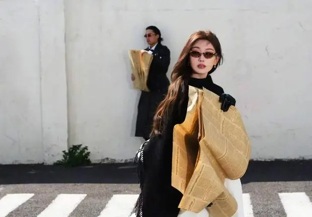 毛晓彤披黑围巾戴墨镜。