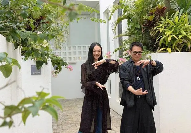 李连杰哈佛大学学霸女儿Jane近照曝光,与爸爸一起练太极,心情愉悦。
