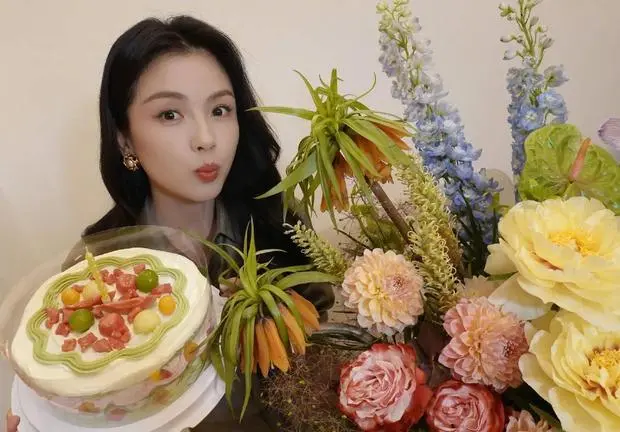 刘涛嘟嘴卖萌，少女感满满。