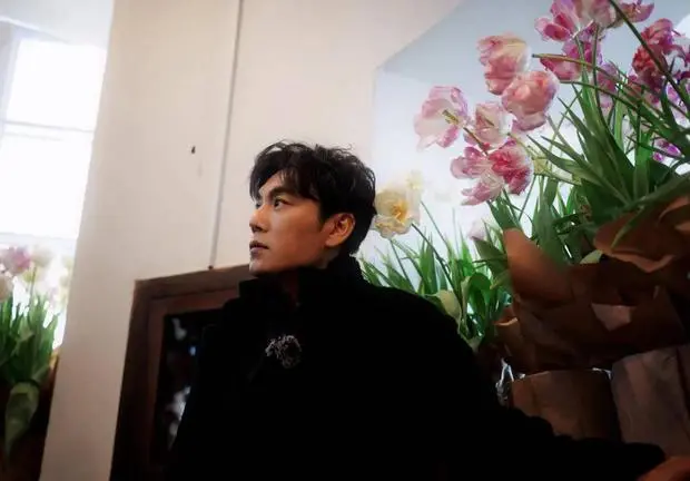 伊能静镜头下的秦昊帅得很有氛围感。