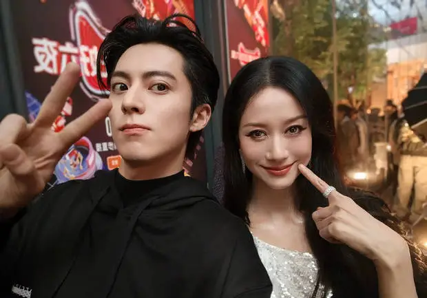 倪虹洁晒出与王鹤棣的合照。