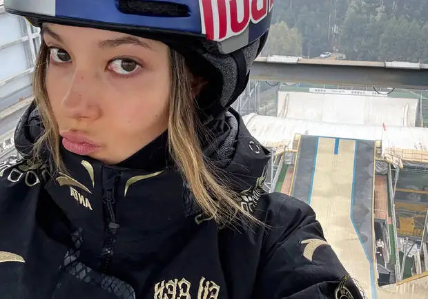 谷爱凌嘟嘴自拍，略显俏皮。