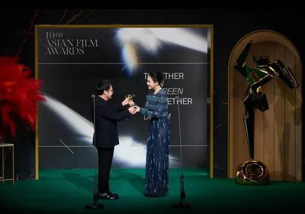 贾樟柯现身为章子怡颁奖。