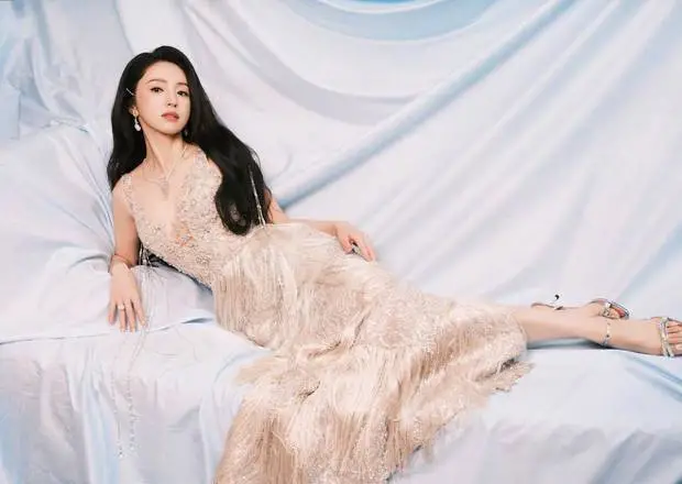 董璇姿态慵懒。