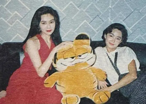 关之琳早年与林青霞合照。