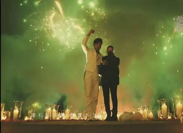 周杰伦烟花下见证爱意。