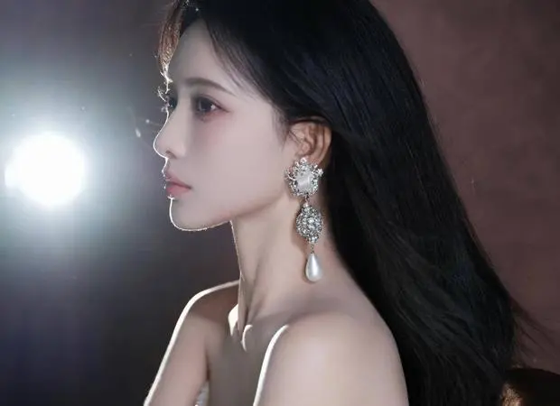 孟子义侧颜逆光出镜，珍珠耳饰点缀，清冷又高级。