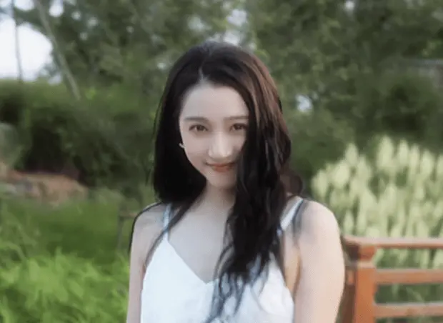 关晓彤绽放甜美笑容，心情大好。