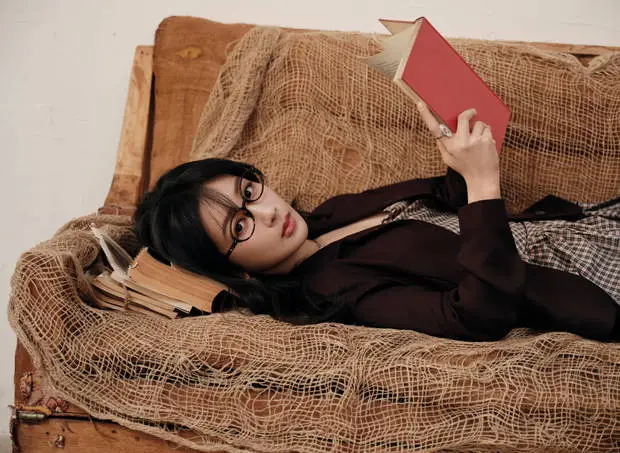 杨紫躺在沙发上看书,秒变文艺少女。