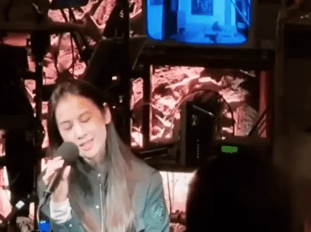 黄圣依面露温柔笑容，心情愉悦。