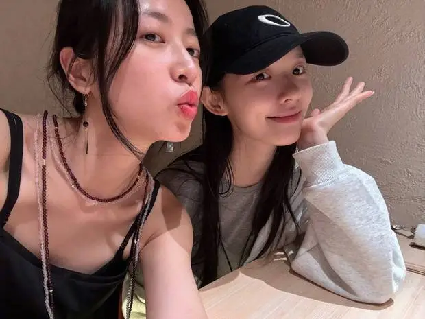 林允和周雨彤自拍画面温馨。