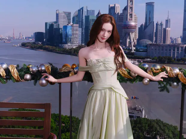 搜狐娱乐讯 11月18日，金晨穿抹胸绿色纱裙现身活动，照片里的她肌肤白皙，清新梦幻。