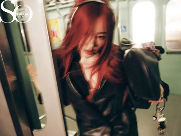 张天爱穿黑色皮衣又美又酷。