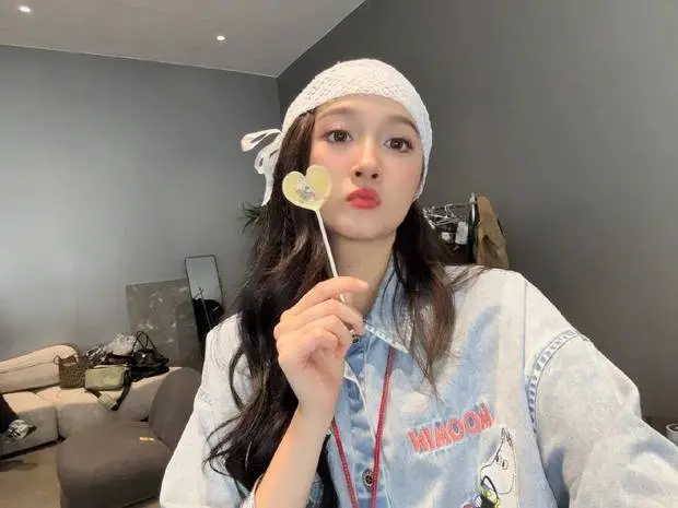 关晓彤的皮肤白皙红润,状态超好。