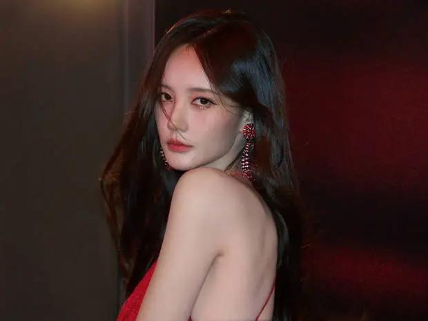 李一桐后背线条优美。