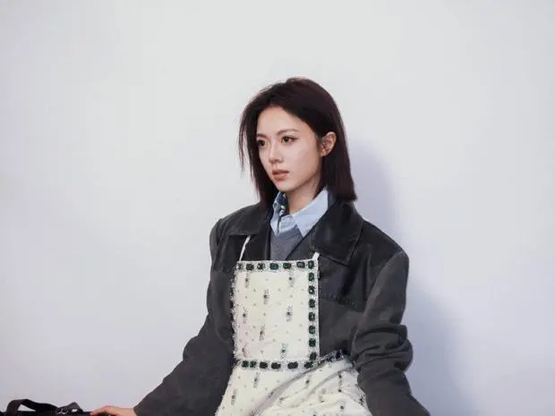 搜狐娱乐讯 近日，一组赵今麦参加时装周的美图曝光。