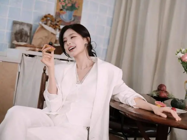 李一桐眉眼明媚元气。