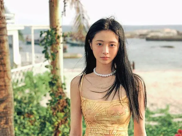 搜狐娱乐讯 近日，周洁琼晒出海边美照，她身穿黄色吊带裙，胳膊纤细，