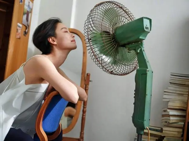 倪妮对风扇，白背心慵懒惬意。
