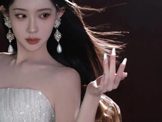 孟子义银闪抹胸裙搭珍珠耳饰，眼神慵懒，又飒又美。