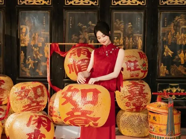 搜狐娱乐讯 29日，蓝盈莹在社交平台上更新美照，并配文称：&ldquo;照亮千家万户。&rdquo;照片中，蓝盈莹身着一袭明艳红衣光彩照人，拎着印有&ldquo;如意&rdquo;的灯笼，画面喜气洋洋。