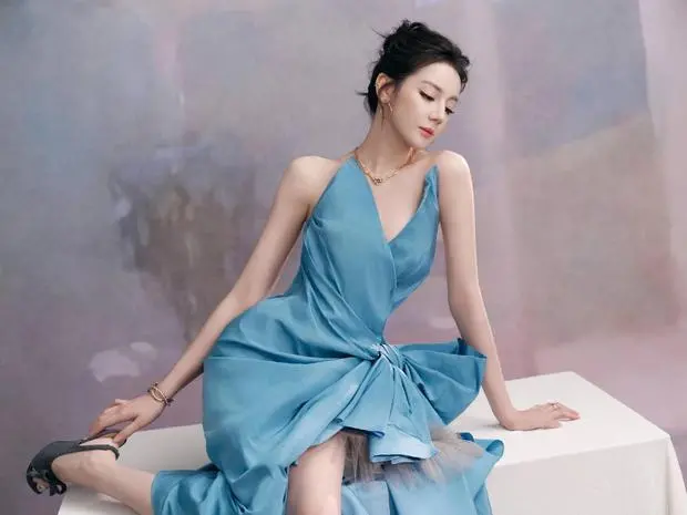 搜狐娱乐讯 4月28日，迪丽热巴出席某品牌活动，当天她穿一袭蓝色长裙，深V设计暴露好身材。