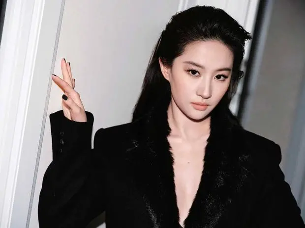 搜狐娱乐讯 近日，刘亦菲一组深V黑西装美图曝光。