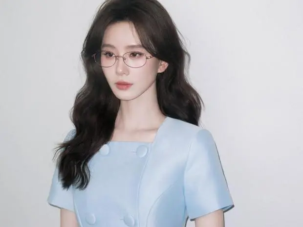 刘诗诗戴眼镜化身高知女神。
