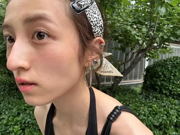 张子枫晒怼脸照，脸颊明显凹陷。