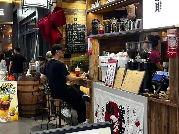 二人自然从容。