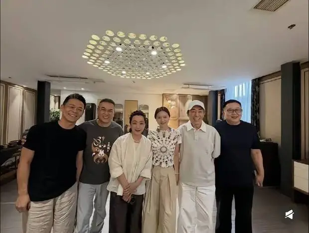 张艺谋带妻子陈婷与张嘉益夫妇、孙浩等人聚餐。