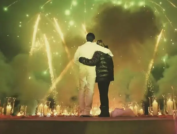 周杰伦昆凌相拥，烟花下甜蜜庆祝。