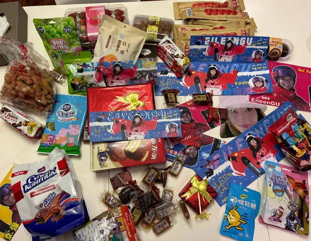 谷爱凌买了好多零食。