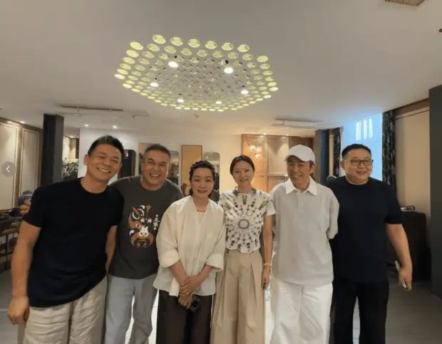 搜狐娱乐讯 近日，孙浩晒《主角》主创私下小聚合影，张艺谋罕见带妻子陈婷现身。