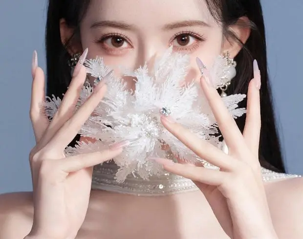 搜狐娱乐讯 14日，工作室发布了一组孟子义美图。